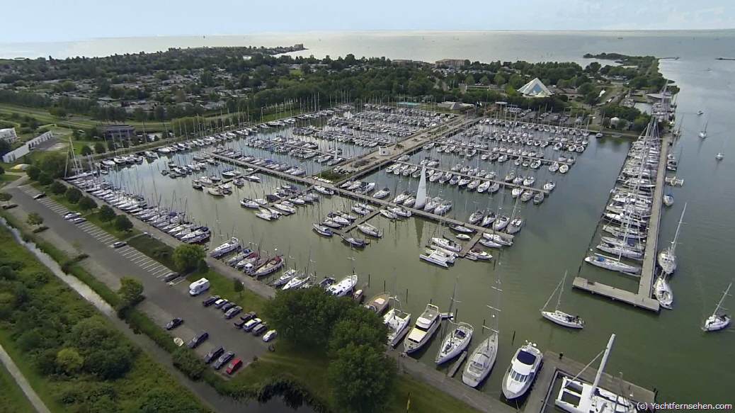 Marina Makkum, IJsselmeer, Netherlands, von oben. In der Marina Makkum, die direkt an der beliebten Seeschleuse Kornwerderzand liegt, gibt es offensichtlich kaum Leerstand. Doch in vielen anderen Yachthäfen in Holland sieht das inzwischen anders aus. Airview by Yachtfernsehen.com