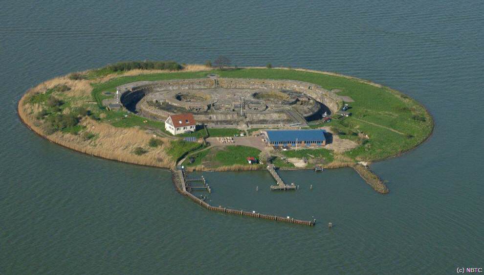 Zu der ehemaligen Verteidigungslinie von Amsterdam gehört die grüne Fortinsel Pampus mitten auf dem IJmeer. Es wurde von 1887 bis 1893 auf der Untiefe Pampus erbaut. Die Festung ruht auf 4000 Eichenpfählen. Es wurde nie gebraucht.