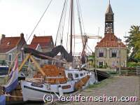 Hindeloopen (Hylpen) am IJsselmeer, Plattbodenyacht hinter der Schleuse - by Yachtfernsehen.com