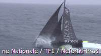 "I will come outside and say hello."  Alex Thomson (Hugo Boss) wird im Southern Ocean nahe der Kerguelen Islands von Helikopter-Crew der Marine Nationale begrüßt. (c) Marine Nationale / TF1 / Nefertiti Prod