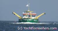 Fischtrawler in der niederländischen Waddenzee / Wattenmeer: hat als Berufsschiff immer Vorfahrt - by Yachtfernsehen.com.