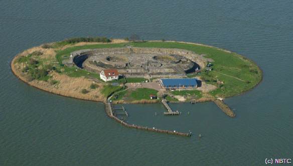 Zu der ehemaligen Verteidigungslinie von Amsterdam gehört die grüne Fortinsel Pampus mitten auf dem IJmeer. Es wurde von 1887 bis 1893 auf der Untiefe Pampus erbaut. Die Festung ruht auf 4000 Eichenpfählen. Es wurde nie gebraucht.